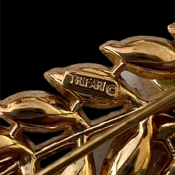 Crown Trifari Brooch.  Spring flowers colorful. Rare excellent condition - Picture 6 of 7